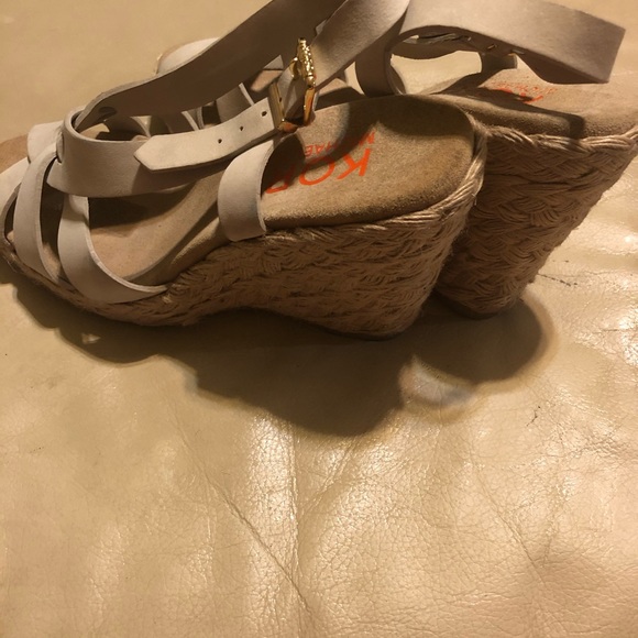 Micheal Kors cream color leather wedge sandals - Picture 4 of 8